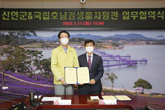 지난 11일 박우량 신안군수(사진왼쪽)와  류태철 국립호남권생물자원관 관장이 업무협약을 체결하고 있다 [사진=신안군]