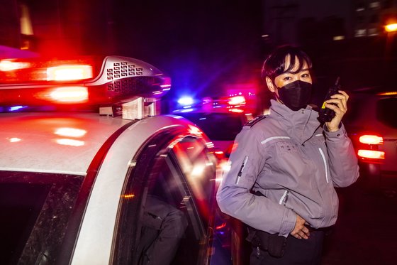 이지은 서울 광진경찰서 화양 지구대장이 10일 저녁 출동준비를 위해 대기하고 있다. 김현동 기자