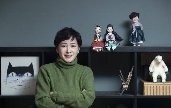 작업실에서 포즈를 취하고 있는 백희나 작가. 권혁재 기자