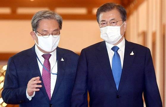 문재인 대통령(오른쪽)과 노영민 전 비서실장이 청와대 행사에 입장하며 대화를 나누고 있다. 청와대사진기자단