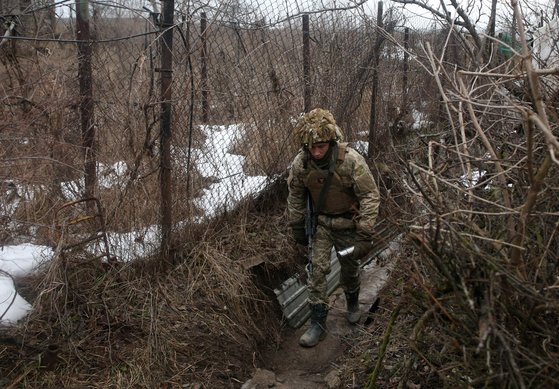 우크라이나군이 군사적 위기감이 높아진 러시아 접경지역을 순찰하고 있다. [AFP=연합뉴스]