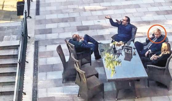 보리스 존슨 영국 총리가 지난해 5월 총리 관저에서 와인파티를 하는 모습. [가디언 캡처]