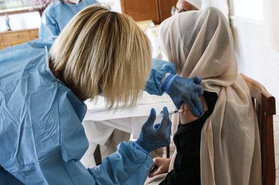 이탈리아의 한 백신 접종센터에서 코로나19 백신 접종이 이뤄지고 있다. EPA=연합뉴스