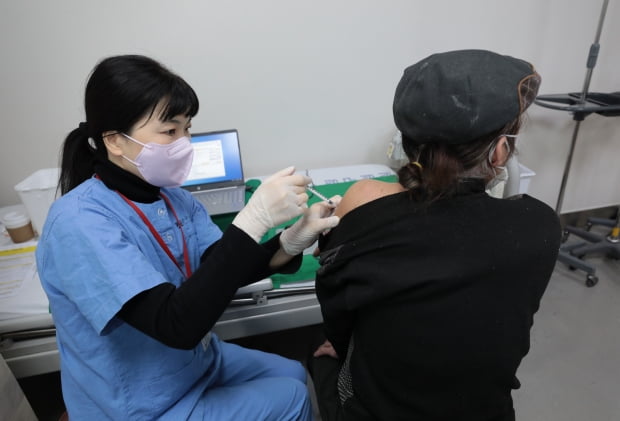 4일 서울 은평구 청구성심병원에서 한 시민이 코로나19 백신 부스터샷 접종을 하고 있다. 사진=뉴스1