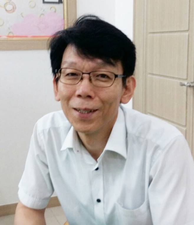 이명재 시인은 “사투리는 우리의 언어 자원을 풍성하게 만든다”며 “지역민들끼리는 가능한 한 사투리를 써야 하지만 다른 지역 사람들과 이야기할 때는 소통을 위해 표준어를 사용하는 게 좋다”고 말했다. 작은숲 출판사 제공