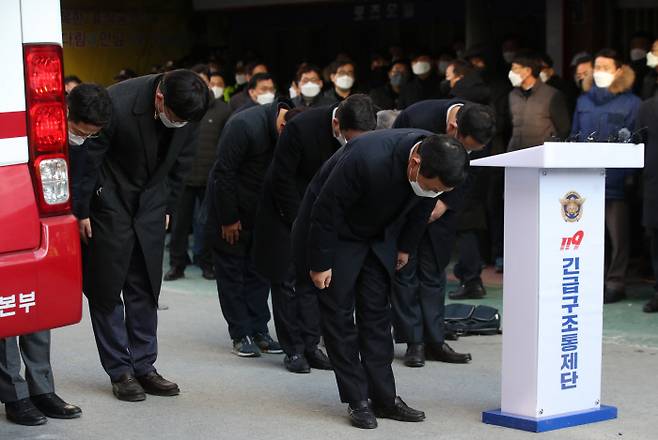 현대산업개발 유병규 대표이사 등 임직원들이 12일 광주 서구 화정동 신축 아파트 외벽 붕괴사고 현장 부근에서 사과문을 발표한 뒤 고개 숙여 인사하고 있다. 연합뉴스