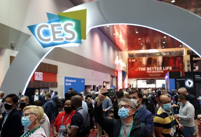Visitors are packed at CES 2022. (Yonhap)