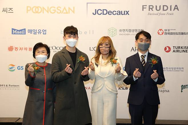 From left: CICI President Choi Jung-wha, archer Kim Je-deok, Korean soprano Sumi Jo and vice president of content for Netflix Korea Don Kang pose for photo before the Korea Image Awards on Wednesday. (CICI)