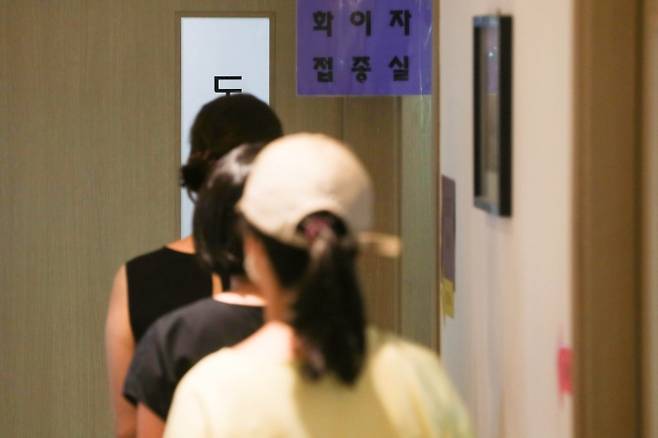 서울 관악구의 한 병원에서 시민들이 백신 접종을 위해 줄 서 있다.   사진공동취재단
