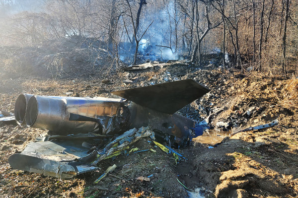 공군 10전투비행단 소속 F-5E 전투기가 11일 경기도 화성시 정남면 관항리의 야산에 추락해 기체가 부서져 있다. 조종사 심모 대위는 비상탈출에 실패해 숨졌다. 연합뉴스