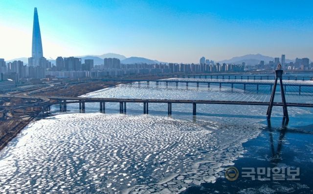 12일 서울 송파구 올림픽대교 인근의 한강이 얼어있다.