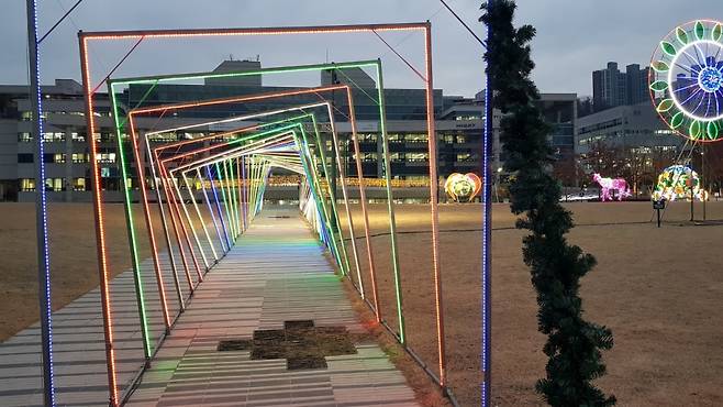 경기평화광장에 설치된 빛 조형물. /사진=경기문화재단