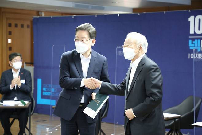 왼쪽부터 이재명 더불어민주당 대선후보, 손경식 한국경영자총협회 회장. /사진제공=경총.