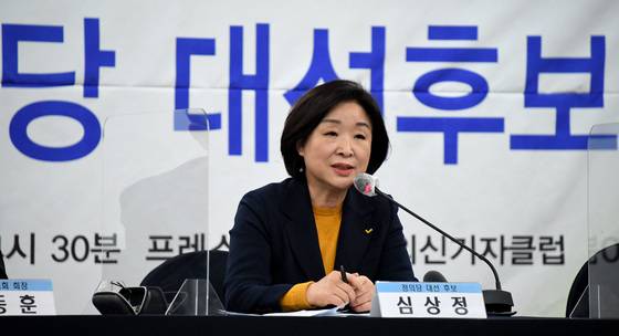 (서울=뉴스1) 국회사진취재단 = 심상정 정의당 대선후보가 12일 서울 중구 프레스센터에서 열린 한국기자협회 초청토론회에서 패널들의 질문에 답하고 있다. 2022.1.12/뉴스1