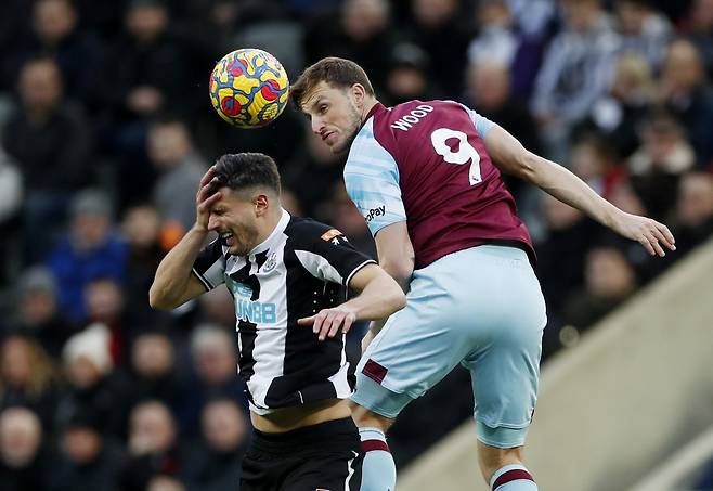 영국 데일리메일은 12일(한국시각) 뉴캐슬 유나이티드가 번리 공격수 크리스 우드(오른쪽)의 영입을 곧 완료할 예정이라고 밝혔다. /사진= 로이터