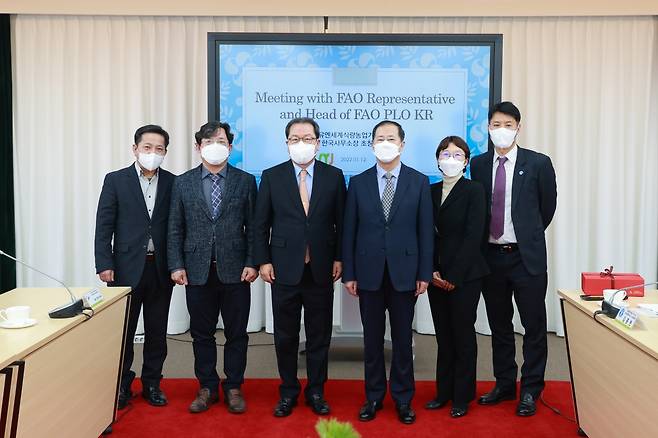 조광한 남양주시장은 12일 남양주시청에서 유엔세계식량농업기구(FAO) 한국협력연락사무소(이하 FAO 한국사무소) 탕 쉥야오(Tang Shengyao) 소장을 만나 양 기관의 발전과 협력 방안에 대한 의견을 교환했다. / 사진제공=남양주시