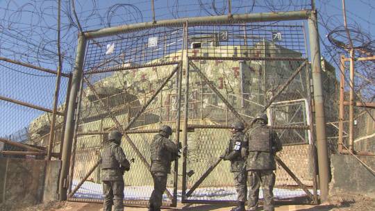 22사단 장병들이 비무장지대(DMZ) 내 ‘보존 감시초소(GP)’ 앞 철문을 점검하고 있다. ‘보존 GP’란 남북한이 2018년 9·19 남북군사합의 후 각각 DMZ 내 GP 11개를 철거한 뒤 각각 1개씩 빈 건물만 남겨둔 곳이다.   문화재청 제공