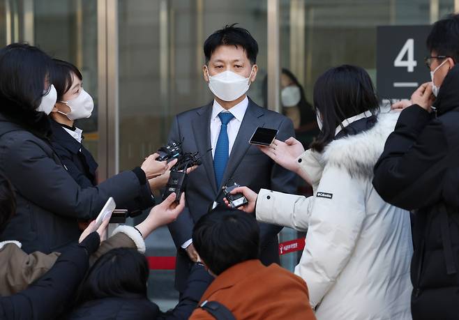 쇼트트랙 국가대표 심석희의 법률 대리인인 윤주탁 변호사가 12일 오후 서울동부지방법원에서 열린 대한빙상경기연맹 상대 징계 효력정지 가처분 신청 심문기일을 마치고 나와 취재진의 질문에 답하고 있다. [연합]