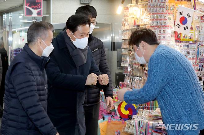 [서울=뉴시스] 김병문 기자 = 오세훈 서울시장이 지난 11일 오후 서울 중구 소공지하도상가를 찾아 코로나19로 타격을 입은 상인과 인사 나누고 있다. 2022.01.11. dadazon@newsis.com