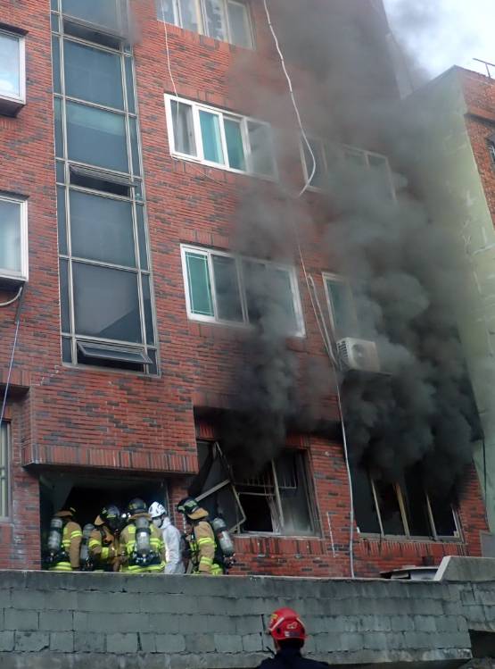 [부산=뉴시스] 12일 오후 부산 해운대구의 한 다가구주택 1층 A(50대)씨의 집에서 불이 났다. (사진=부산소방재난본부 제공) *재판매 및 DB 금지