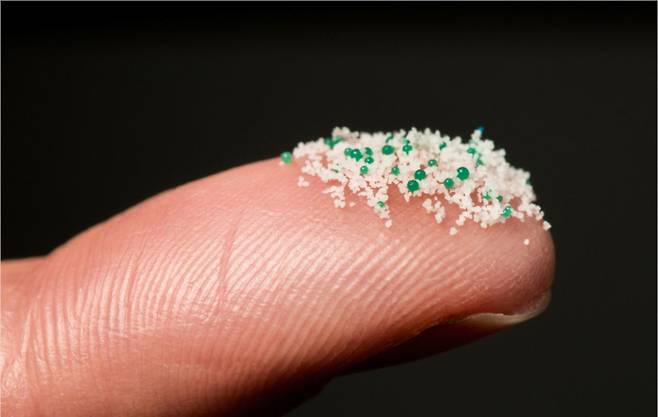 화장품에 사용된 마이크로비즈(microbeads)의 모습. 그린피스 제공