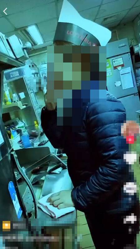 어제(11일) 틱톡에 올라온 롯데리아 알바생이 주방에서 담배 피우는 모습. 해당 영상은 현재 삭제된 상태다.