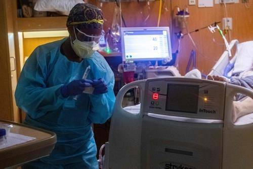 미국 매사추세츠주 유매스 메모리얼 의료센터 중환자실의 코로나19 환자. AFP 연합뉴스 자료사진.