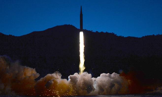 북한 국방과학원이 지난 11일 극초음속미사일 시험발사를 김정은 국무위원장이 참관한 가운데 진행해 성공시켰다고 조선중앙통신이 12일 보도했다. 연합뉴스