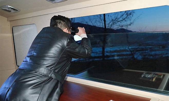 김정은 북한 국무위원장이 지난 11일 자강도 일대에서 진행된 국방과학원의 극초음속미사일 시험발사 장면을 전용열차 안에서 참관했다고 12일 조선중앙통신이 보도했다. 북한은 이번 극초음속미사일 발사가 최종 시험이라고 밝히면서 최대 속도 마하 10의 극초음속미사일의 실전배치를 예고했다. 평양=조선중앙통신·연합뉴스