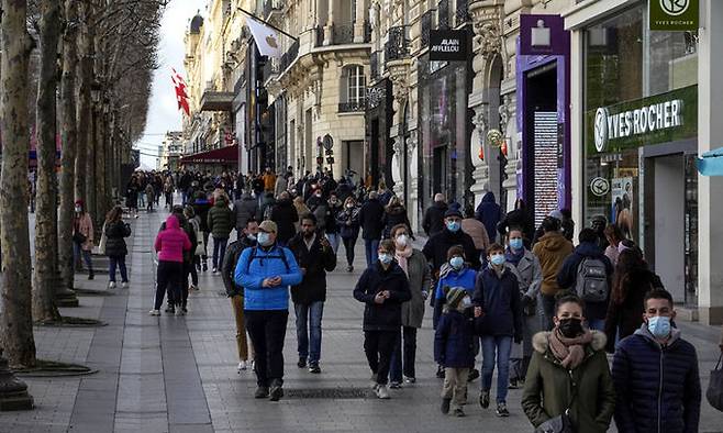 파리 샹젤리제 거리가 마스크를 쓴 시민들로 붐비고 있다. 파리 AP=연합뉴스