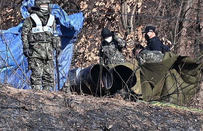 공군 F-5E 전투기 추락사고 이틀째인 12일 오전 경기도 화성시 정남면 관항리 한 야산에서 군 관계자들이 사고현장을 살펴보고 있다.    뉴시스