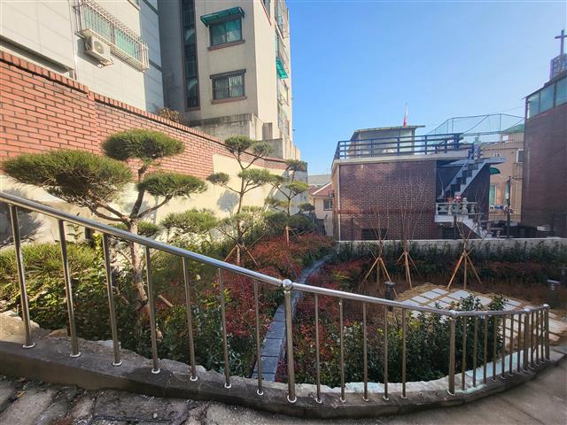 서울 강북구 미아동에 있던 빈집이 철거돼 생활 정원으로 재탄생한 모습.강북구 제공