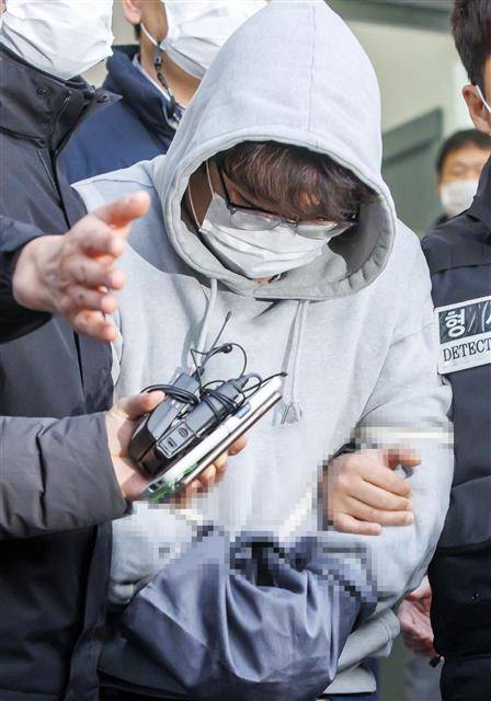 신변보호 조치를 받고 있던 여성의 가족을 살해한 혐의로 재판에 넘겨진 이석준. 이석준은 경기도 수원 모 구청 공무원이 흥신소에 넘겨준 피해 여성 거주지 정보를 범행에 이용한 것으로 밝혀져 충격을 던져줬다.연합뉴스