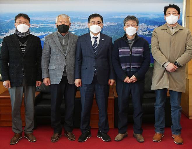 허성무 경남 창원시장이 1월12일 두산중공업(주) 협력업체 협의회 임원진과 간담회 후 기념 촬영하고 있다. &copy;창원시