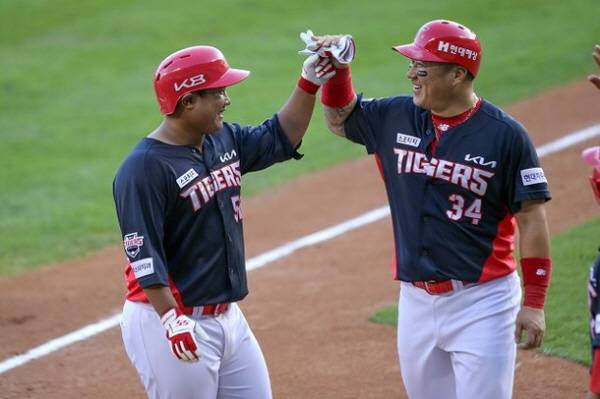 황대인(좌)과 최형우(우)는 KIA의 홈런 가뭄을 해결할 수 있을까 (사진=KIA 타이거즈 제공)
