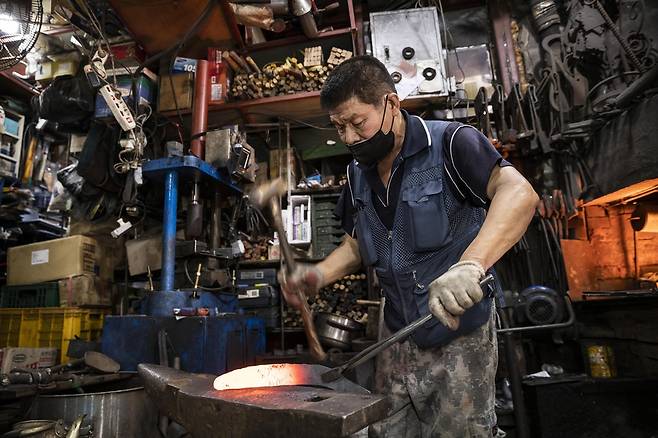 동명대장간 강영기 씨가 낫을 만드는 모습 [서울역사박물관 제공. 재판매 및 DB 금지]