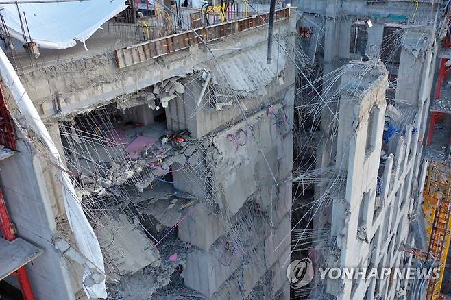 삐져나온 철근, 처참한 붕괴 현장 (광주=연합뉴스) 정회성 기자 = 광주 서구 화정현대아이파크 주상복합아파트 구조물 붕괴 이틀째를 맞은 12일 당국은 안전진단을 거쳐 실종자 수색 재개를 결정하기로 했다. 신축 공사 중인 이 아파트의 1개 동 옥상에서 전날 콘크리트 타설 중 28∼34층 외벽과 내부 구조물이 붕괴하면서 작업자 6명이 실종됐다. 사진은 이날 오전 사고 현장의 모습. 2022.1.12 hs@yna.co.kr