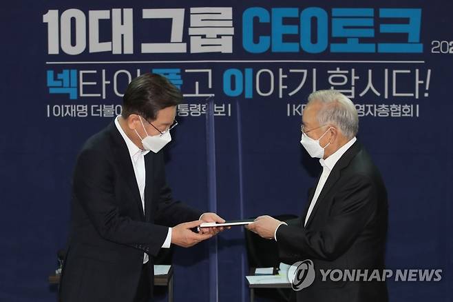 정책건의서 전달받는 이재명 (서울=연합뉴스) 더불어민주당 이재명 대선 후보가 12일 오후 서울 마포구 경총회관에서 열린 10대 그룹 CEO 토크 '넥타이 풀고 이야기합시다'에 참석해 손경식 한국경영자총협회 회장으로부터 경영계 건의서를 전달받고 있다. 2022.1.12 [국회사진기자단] uwg806@yna.co.kr