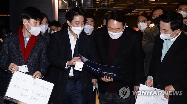 '리그오브레전드' 대회 관전 위해 줄 선 윤석열 후보와 이준석 대표 (서울=연합뉴스) 국민의힘 윤석열 대선 후보와 이준석 대표가 12일 서울시 종로구 그랑서울 타워1에서 온라인 게임 '리그오브레전드' 대회인 2022 LCK 스프링 개막전을 관전하기 위해 줄 서고 있다. 왼쪽부터 국민의힘 하태경 게임특별위원장, 이준석 대표, 윤석열 대선 후보, 원희룡 정책본부장. 2022.1.12 [국회사진기자단] toadboy@yna.co.kr