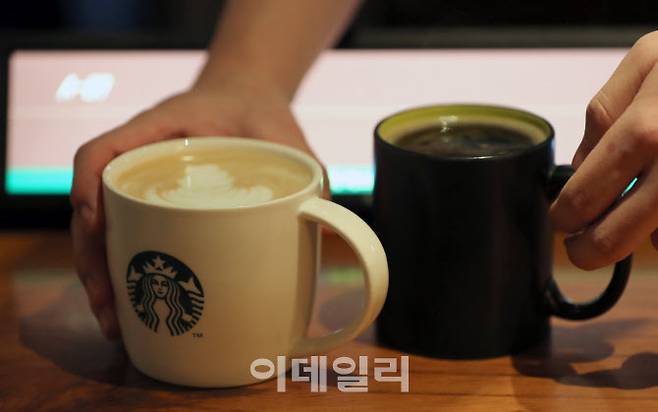 [이데일리 노진환 기자] 스타벅스가 오는 13일부터 53종 음료 중 46종의 음료 가격을 인상한다. 7일 오후 서울 중구 스타벅스 프레스센터점에서 직원이 커피 등 음료를 준비하고 있다.
