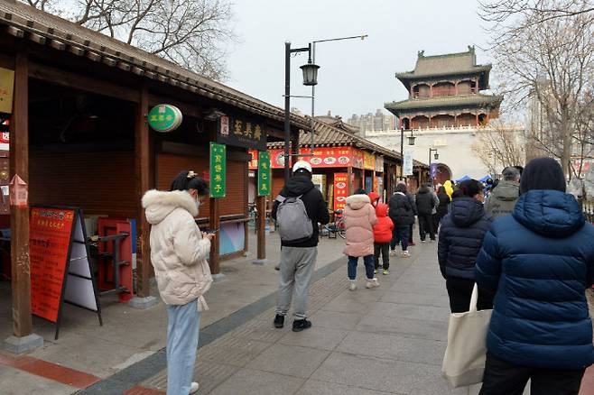9일 중국 톈진에서 주민들이 코로나19 검사를 위해 줄 서고 있다. (사진= AFP)