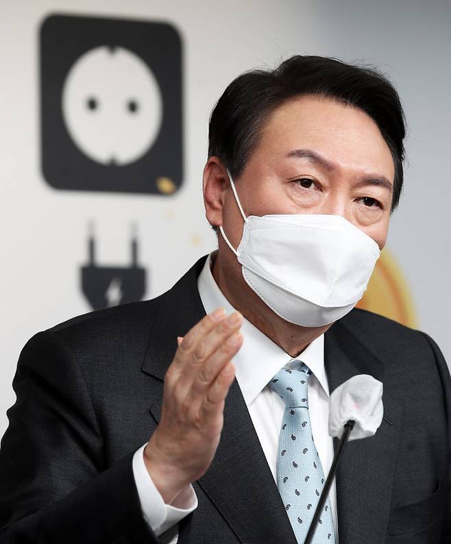 윤석열 국민의힘 대선 후보가 13일 오후 서울 여의도 중앙당사에서 전기요금 관련 공약을 발표한 뒤 취재진 질문에 답하고 있다.(사진=연합뉴스)