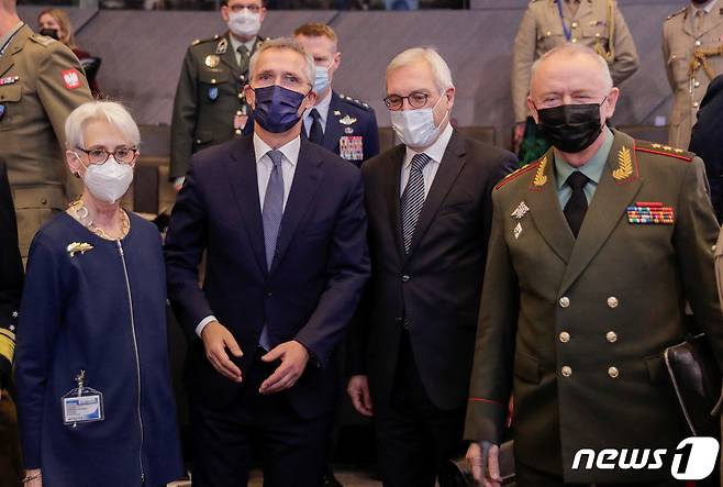 (왼쪽부터) 웬디 셔먼 미 국무부 부장관, 옌스 스톨텐베르그 나토 사무총장, 알렉산더 그루시코 러시아 외무차관, 알렉산더 포민 러시아 국방차관이 2022년 1우러12일(현지시간) 벨기에 브뤼셀 나토 본부에서 열린 나토-러시아위원회 회의장에 모습을 드러냈다. © 로이터=뉴스1 © News1 최서윤 기자