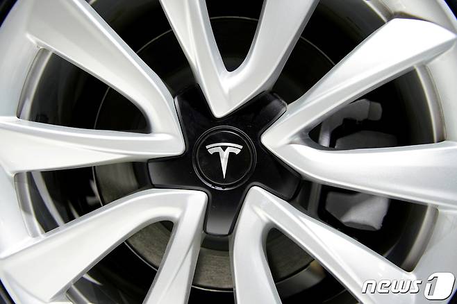 바퀴에 테슬라의 로고가 찍혀 있다. © 로이터=뉴스1 © News1 정윤영 기자
