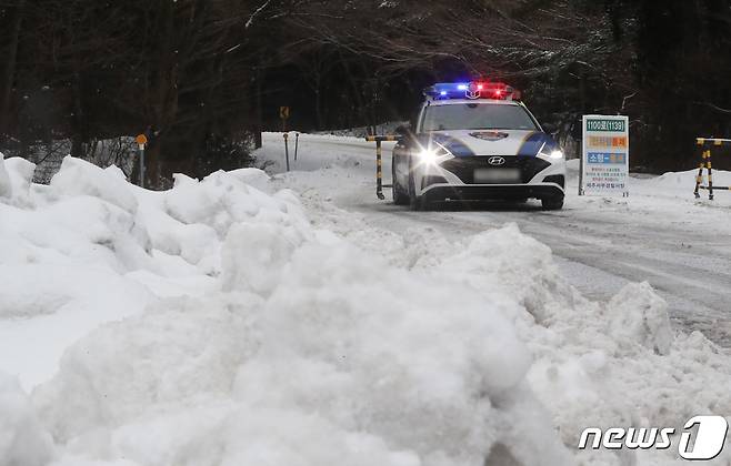 제주 산지에 대설경보가 발효된 12일 오전 제주 한라산 1100도로에서 차량 운행이 전면 통제되고 있다. 2022.1.12/뉴스1 © News1 오현지 기자