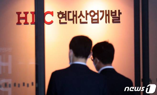 광주 서구 화정동 아이파크 외벽 붕괴사고로 작업자 6명이 실종되는 사고가 발생했다. 12일 광주시는 HDC현대산업개발이 진행하는 광주 지역 내 모든 건축 공사 관련해서 작업 중지 명령을 내렸다. 사진은 이날 서울 용산구 HDC현대산업개발 본사 모습. 2022.1.12/뉴스1 © News1 김명섭 기자