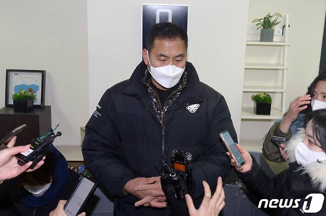 13일 오전 광주 서구 화정동 '현대산업개발 아파트 신축공사 붕괴사고' 현장에서 실종자 가족협의회 임시 대표 안정호씨(45)가 기자간담회를 하고 있다. 지난 11일 오후 3시46분쯤 신축 공사 중이던 해당 아파트가 붕괴돼 당시 6명이 실종됐고, 그 중 1명이 발견돼 소방당국이 구조활동을 하고 있다. 2022.1.13/뉴스1 © News1 정다움 기자