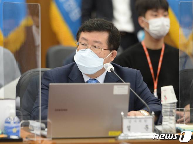 14일 오전 충남 계룡대에서 열린 국회 국방위원회의 공군본부에 대한 국정감사에서 설훈 더불어민주당 위원이 질의하고 있다. 2021.10.14/뉴스1 © News1 김기태 기자