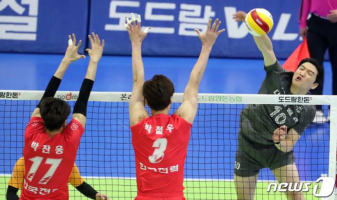 13일 오후 경기도 수원시 장안구 수원실내체육관에서 열린 프로배구 '2021-22시즌 도드람 V리그' 남자부 한국전력과 대한항공의 경기에서 대한항공 정지석이 스파이크를 하고 있다. 2022.1.13/뉴스1 © News1 김명섭 기자