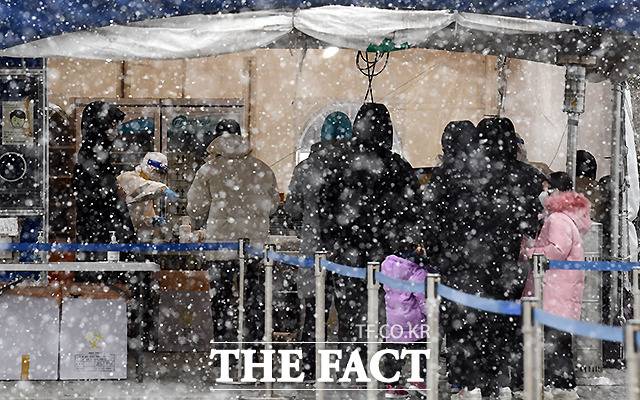 2021년 12월18일 오후 서울 송파구 올림픽공원 평화의문 광장 임시선별검사소에서 의료진이 분주하게 검사를 하고 있다. /이새롬 기자